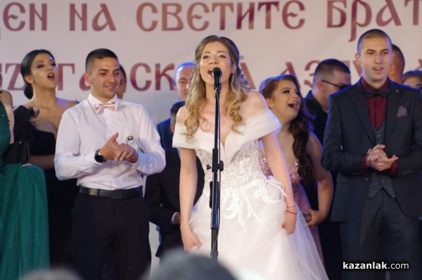 Абитуриенка се сгоди на площада в Казанлък