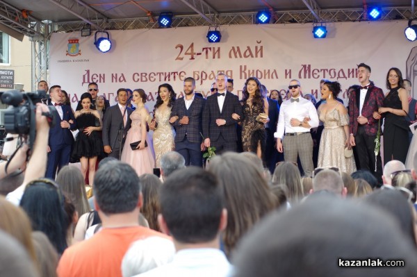 Абитуриенка се сгоди на площада в Казанлък