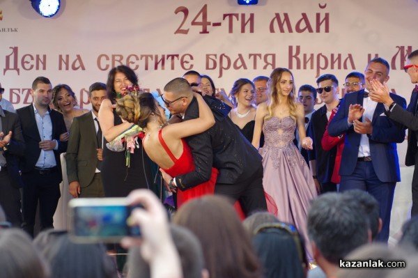 Абитуриенка се сгоди на площада в Казанлък