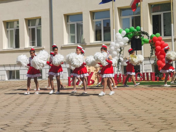 С песни, танци и много настроение премина 24 май в ОУ “Св. Паисий Хилендарски“