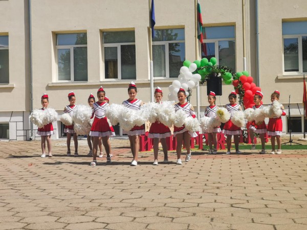 С песни, танци и много настроение премина 24 май в ОУ “Св. Паисий Хилендарски“