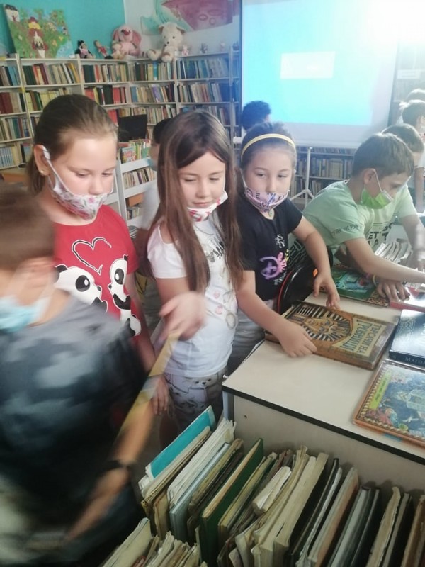 Първолаци от ОУ “Кулата“ гостуваха на библиотеката