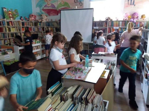 Първолаци от ОУ “Кулата“ гостуваха на библиотеката