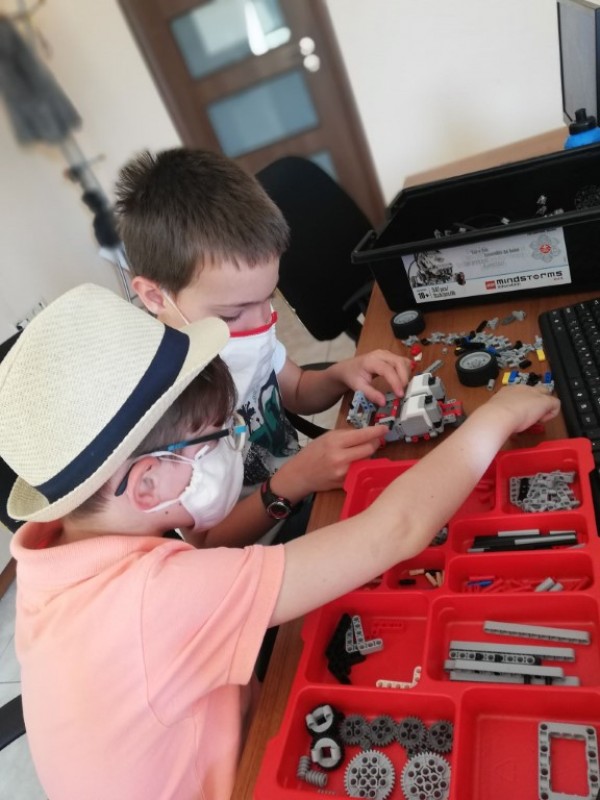 Лятна академия по програмиране и роботика