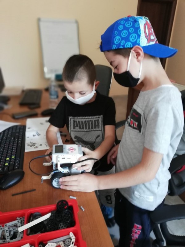 Лятна академия по програмиране и роботика