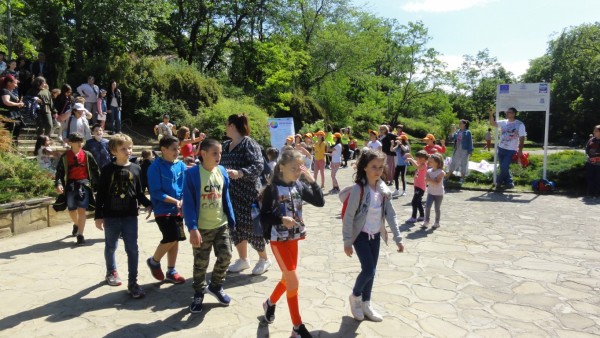 Малки и големи се забавляваха със състезанието “Бодлите на розите“