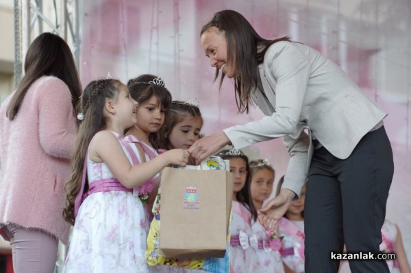 Принцесите на розата на Казанлък засияха на най-детския празник