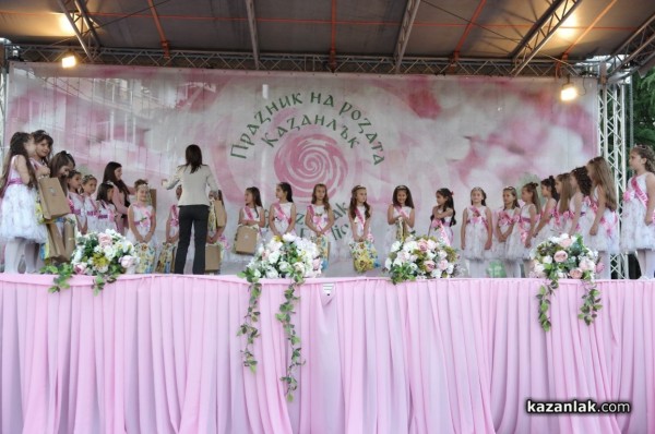 Принцесите на розата на Казанлък засияха на най-детския празник