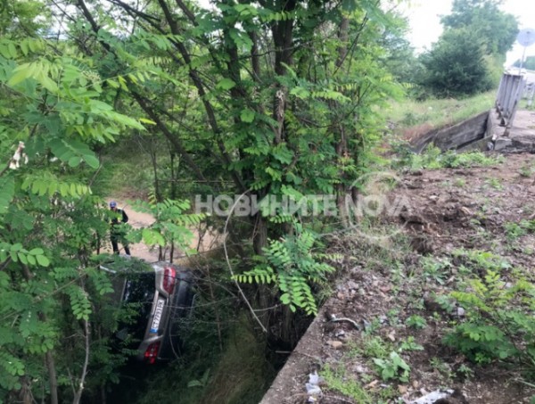 Кола излетя от мост на пътя Казанлък-Стара Загора