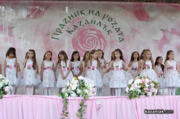 Принцесите на розата на Казанлък засияха на най-детския празник