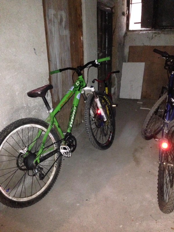 Отмъкнаха две колелета от мазето на казанлъчани / ВИДЕО