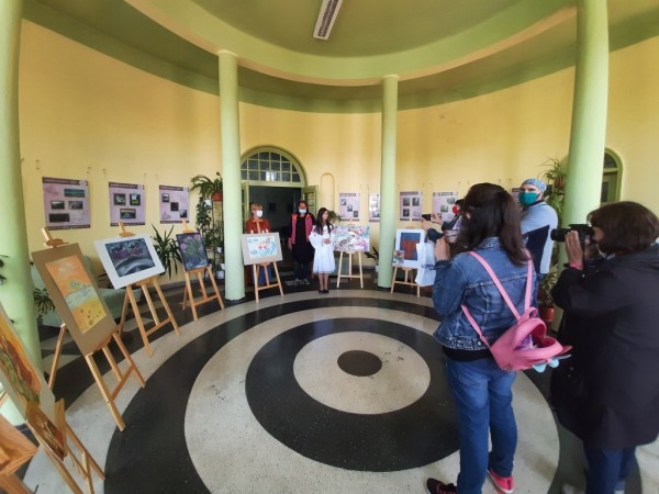 Малка художничка откри първата си изложба на 1 юни