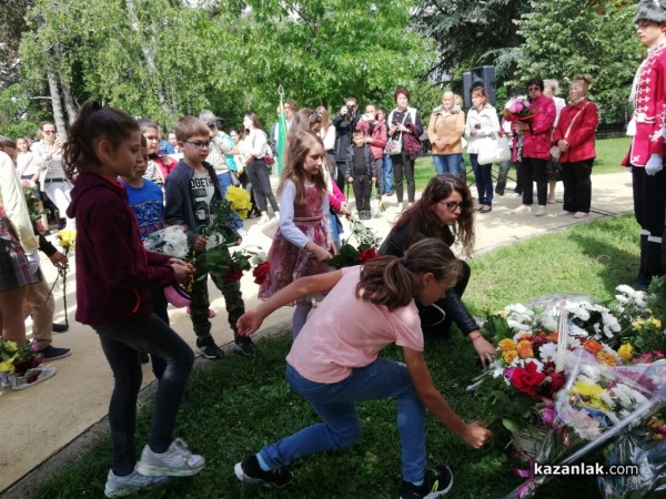 Отрупан с цветя е бюст-паметникът на Ботев в Казанлък на 2 юни