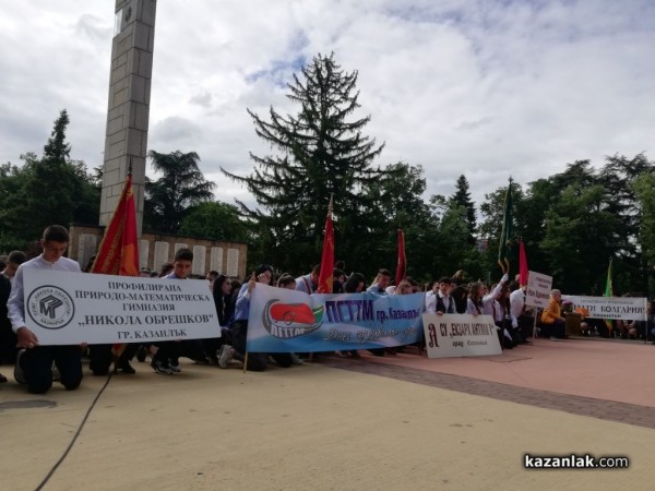 Отрупан с цветя е бюст-паметникът на Ботев в Казанлък на 2 юни