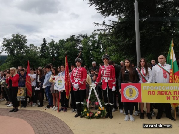Отрупан с цветя е бюст-паметникът на Ботев в Казанлък на 2 юни