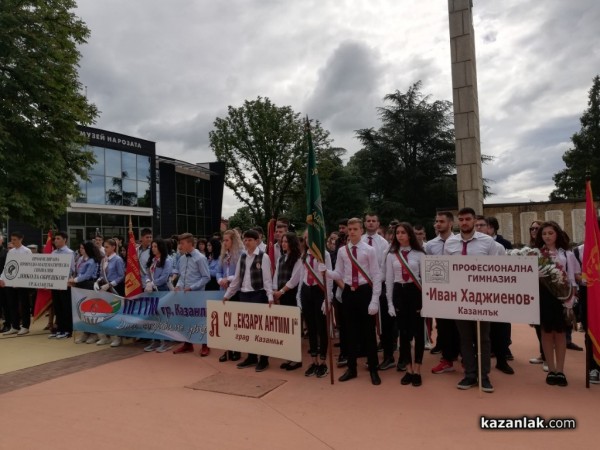 Отрупан с цветя е бюст-паметникът на Ботев в Казанлък на 2 юни