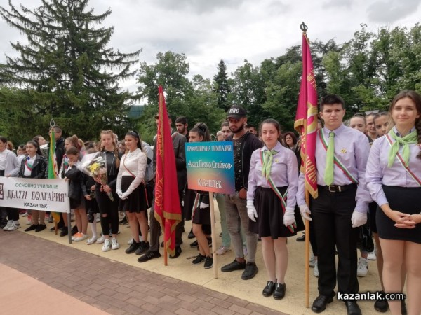 Отрупан с цветя е бюст-паметникът на Ботев в Казанлък на 2 юни