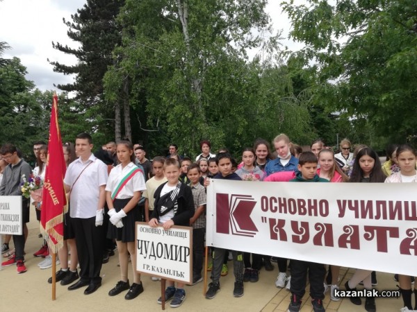 Отрупан с цветя е бюст-паметникът на Ботев в Казанлък на 2 юни