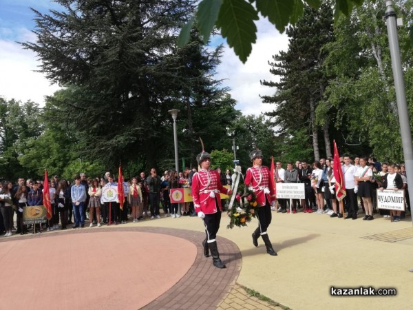 Отрупан с цветя е бюст-паметникът на Ботев в Казанлък на 2 юни