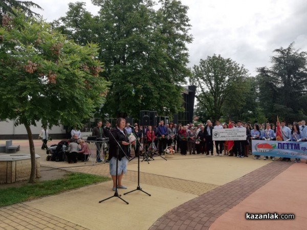 Отрупан с цветя е бюст-паметникът на Ботев в Казанлък на 2 юни