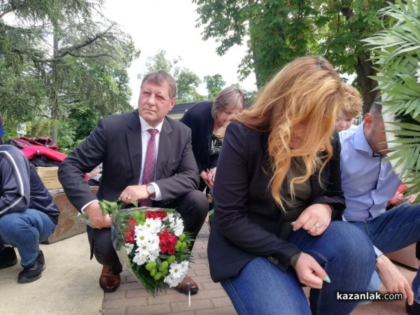 Отрупан с цветя е бюст-паметникът на Ботев в Казанлък на 2 юни