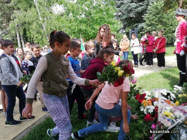 Отрупан с цветя е бюст-паметникът на Ботев в Казанлък на 2 юни