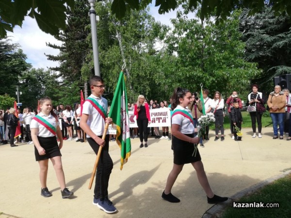 Отрупан с цветя е бюст-паметникът на Ботев в Казанлък на 2 юни