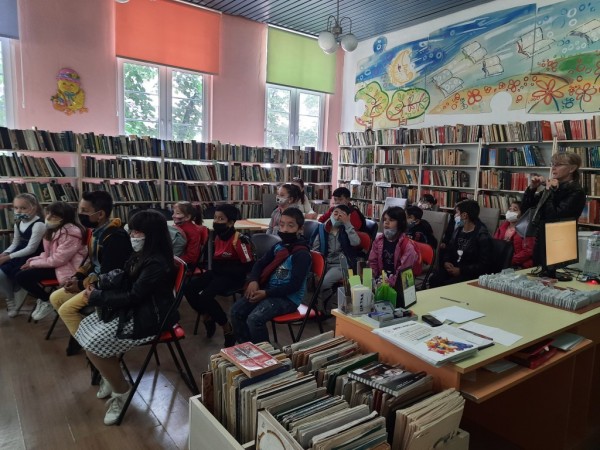 Библиотеката се напълни с ученици за урок по родолюбие