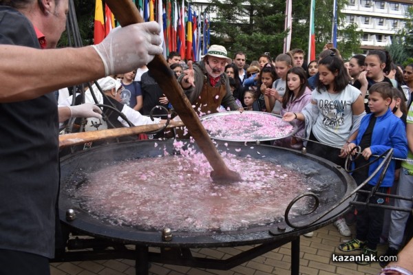 С 1 000 сладоледа със сладко от рози, Ути зарадва децата за празника на града