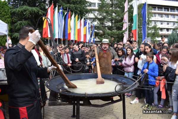 С 1 000 сладоледа със сладко от рози, Ути зарадва децата за празника на града