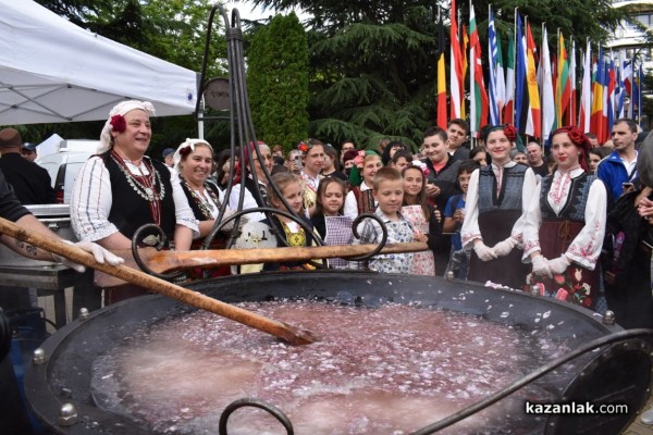 С 1 000 сладоледа със сладко от рози, Ути зарадва децата за празника на града