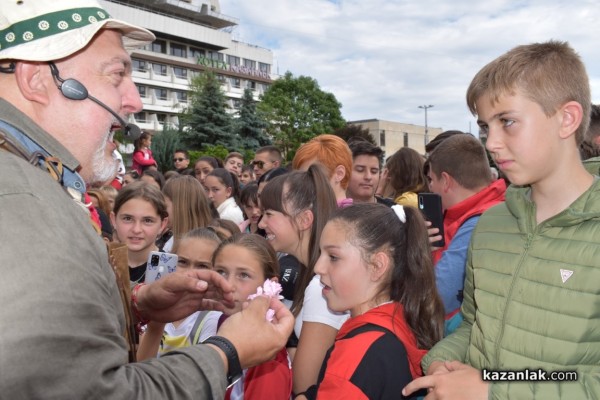 С 1 000 сладоледа със сладко от рози, Ути зарадва децата за празника на града