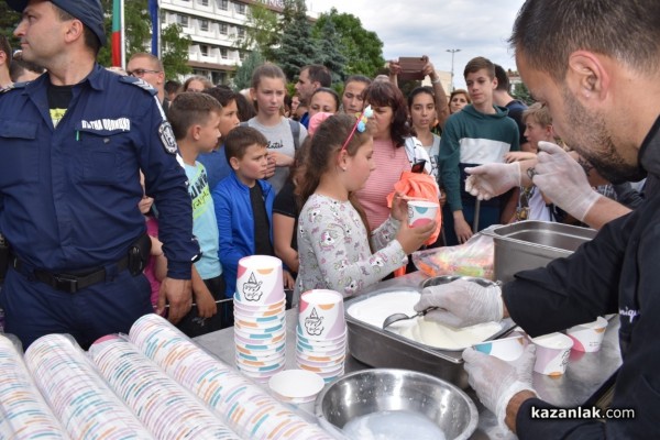 С 1 000 сладоледа със сладко от рози, Ути зарадва децата за празника на града