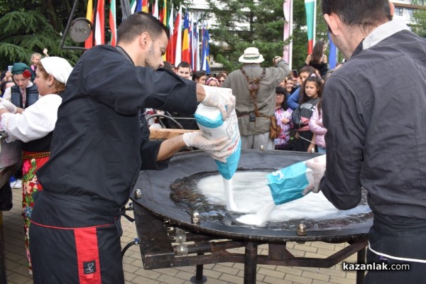 С 1 000 сладоледа със сладко от рози, Ути зарадва децата за празника на града