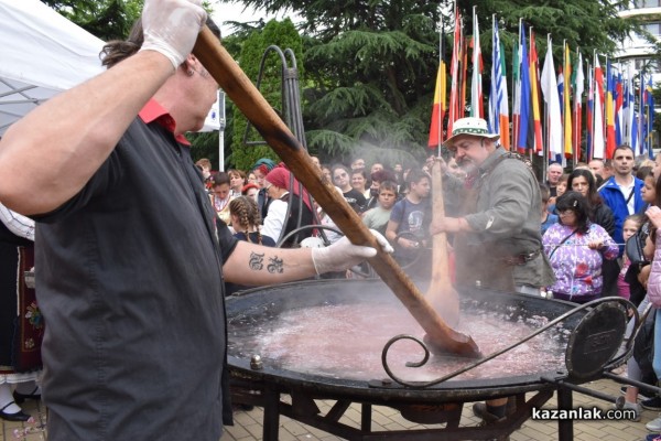 С 1 000 сладоледа със сладко от рози, Ути зарадва децата за празника на града