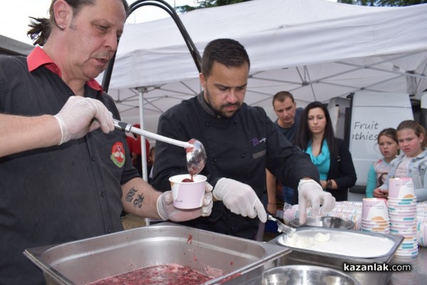 С 1 000 сладоледа със сладко от рози, Ути зарадва децата за празника на града