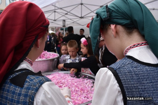 С 1 000 сладоледа със сладко от рози, Ути зарадва децата за празника на града