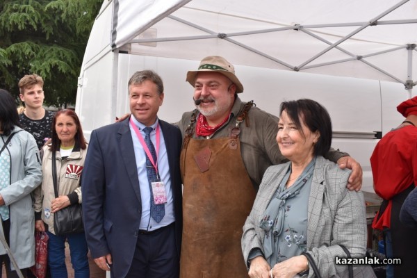 С 1 000 сладоледа със сладко от рози, Ути зарадва децата за празника на града