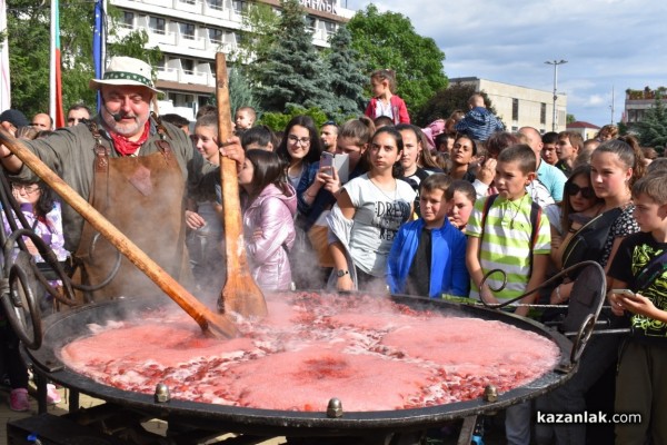 С 1 000 сладоледа със сладко от рози, Ути зарадва децата за празника на града