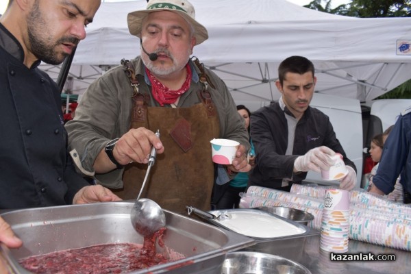 С 1 000 сладоледа със сладко от рози, Ути зарадва децата за празника на града