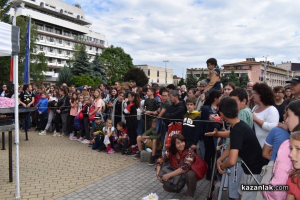 С 1 000 сладоледа със сладко от рози, Ути зарадва децата за празника на града