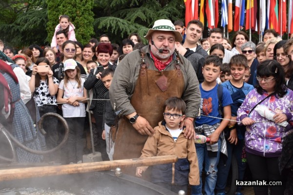 С 1 000 сладоледа със сладко от рози, Ути зарадва децата за празника на града