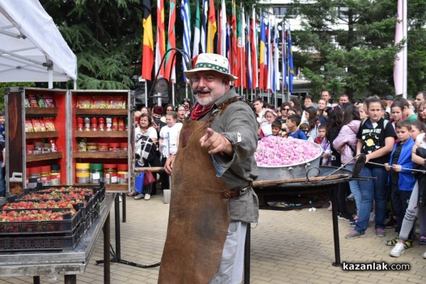 С 1 000 сладоледа със сладко от рози, Ути зарадва децата за празника на града