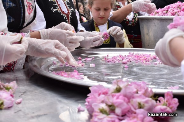 С 1 000 сладоледа със сладко от рози, Ути зарадва децата за празника на града