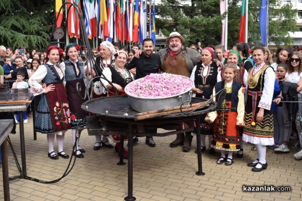 С 1 000 сладоледа със сладко от рози, Ути зарадва децата за празника на града