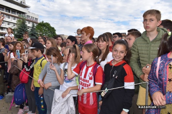 С 1 000 сладоледа със сладко от рози, Ути зарадва децата за празника на града