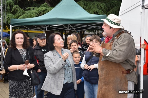 С 1 000 сладоледа със сладко от рози, Ути зарадва децата за празника на града