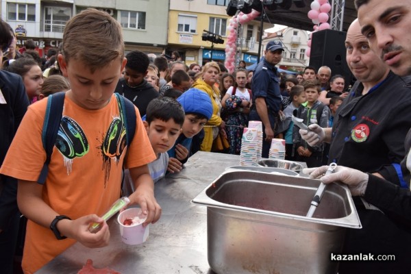 С 1 000 сладоледа със сладко от рози, Ути зарадва децата за празника на града