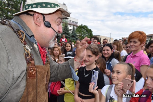 С 1 000 сладоледа със сладко от рози, Ути зарадва децата за празника на града