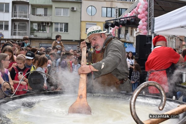 С 1 000 сладоледа със сладко от рози, Ути зарадва децата за празника на града